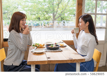 兩名年輕婦女，麵包蛋糕小吃，婦女協會咖啡時間 58629005