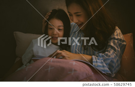 Talking about a picture book 58629745