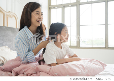 父母和孩子的生活方式的頭髮集 父母和孩子的生活方式的頭髮集 58629780