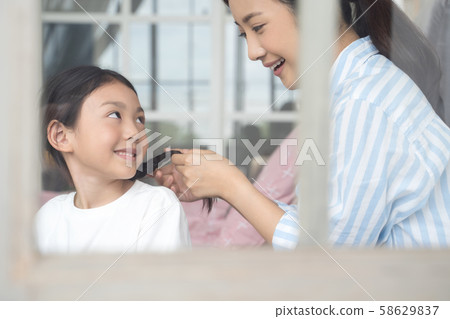 父母和孩子的生活方式的頭髮集 58629837