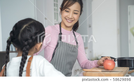 Parent and child lifestyle cuisine 58629898