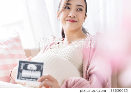 Pregnant woman lifestyle photo 58630085