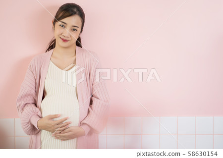 Pregnant woman lifestyle copy space 58630154