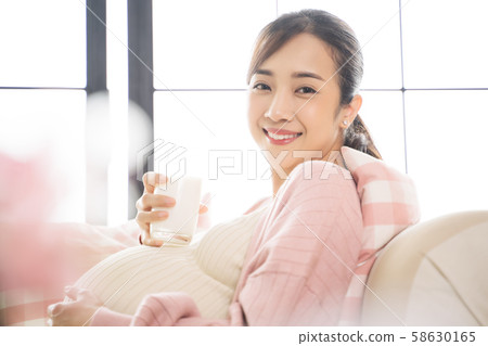 Pregnant woman lifestyle meal 58630165