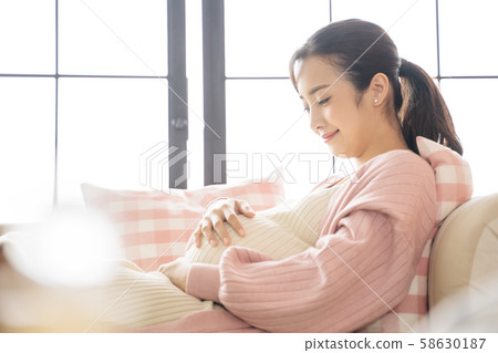 Pregnant woman lifestyle 58630187