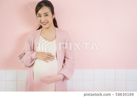 Pregnant woman lifestyle copy space 58630189