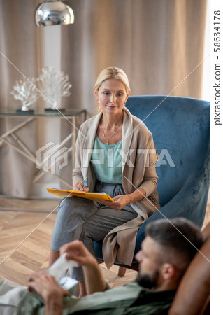 Psychoanalyst providing the client with psychological support Psychoanalyst providing the client with psychological support 58634178