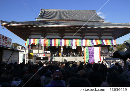 新年期間的西新井大師和總持寺正殿（東京都足立區） 58636619