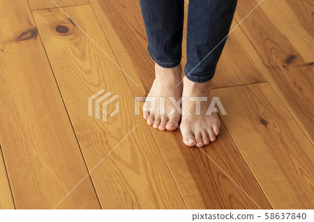 木地板和年輕女子的腳 58637840