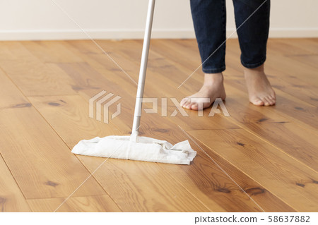 擦地板的年輕女子的腳 擦地板的年輕女子的腳 58637882