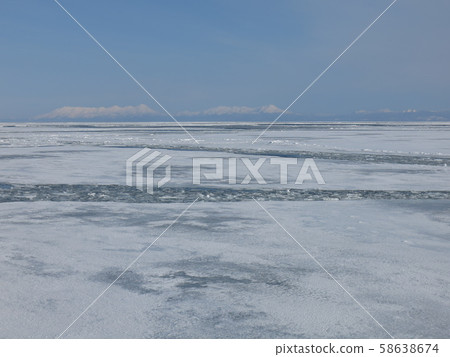 網走流冰觀光破冰船極光(近海路線)上的景色(知床山流冰場) 網走流冰觀光破冰船極光(近海路線)上的景色(知床山流冰場) 58638674