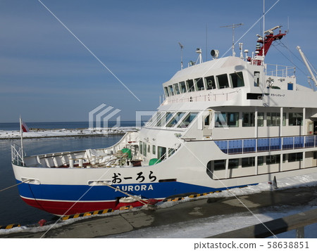 網走流冰公路觀光網冰破冰船極光在路邊站流冰高速公路的出發到達碼頭等候出發 58638851