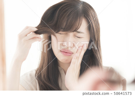 頭髮損傷瘀傷美女 頭髮損傷瘀傷美女 58641573