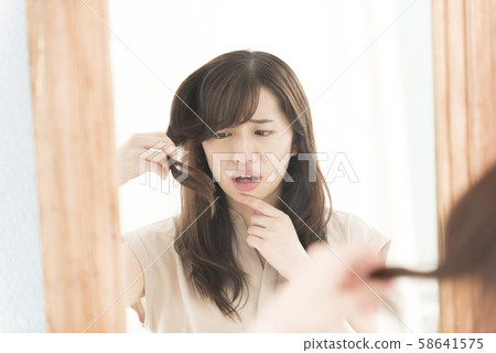 頭髮損傷瘀傷美女 頭髮損傷瘀傷美女 58641575