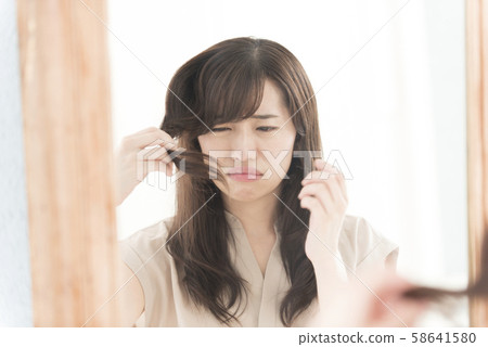 頭髮損傷瘀傷美女 58641580
