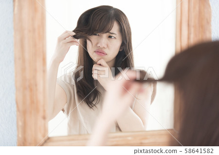 頭髮損傷瘀傷美女 58641582