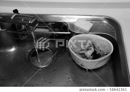 丟棄在三角形角落的垃圾(單色) 丟棄在三角形角落的垃圾(單色) 58642361