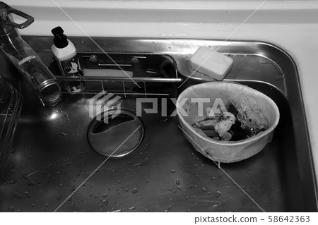 丟棄在三角形角落的垃圾(單色) 丟棄在三角形角落的垃圾(單色) 58642363