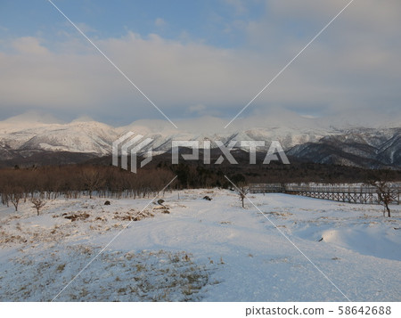 Shiretoko山脈和Shiretoko Goko高架人行道(參加冬季Shiretoko Goko生態旅遊時從一湖附近的山頂上拍攝) Shiretoko山脈和Shiretoko Goko高架人行道(參加冬季Shiretoko Goko生態旅遊時從一湖附近的山頂上拍攝) 58642688