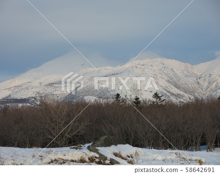 知床山脈的硫磺山(參加冬季知床五湖生態之旅時從一子附近的山丘底部拍攝) 知床山脈的硫磺山(參加冬季知床五湖生態之旅時從一子附近的山丘底部拍攝) 58642691