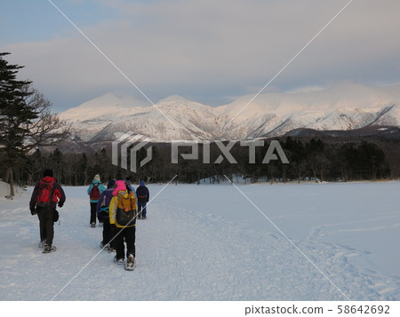 冬季知床五湖生態之旅(風景秀麗的知床五湖與雪鞋一起漫步 冬季知床五湖生態之旅(風景秀麗的知床五湖與雪鞋一起漫步 58642692
