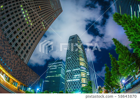 東京新宿的高層建築的夜景 東京新宿的高層建築的夜景 58643870