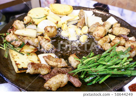 鐵板上烤的內臟 58644249