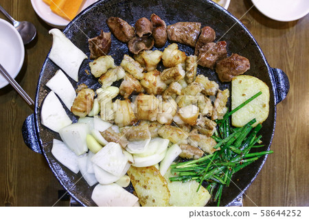 鐵板上烤的內臟 58644252