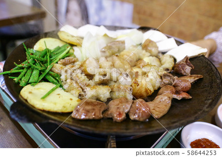 鐵板上烤的內臟 58644253