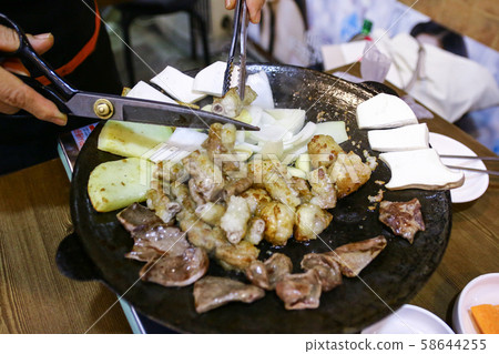 鐵板上烤的內臟 58644255