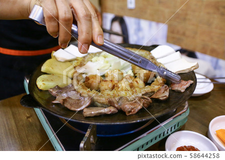 鐵板上烤的內臟 58644258