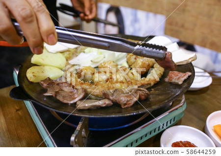 鐵板上烤的內臟 58644259