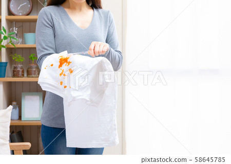 女人用牙刷洗衣服 女人用牙刷洗衣服 58645785