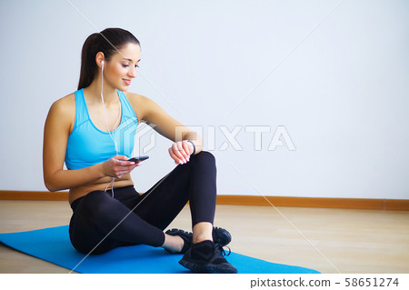 Side view of fit woman doing plank core exercise. 58651274