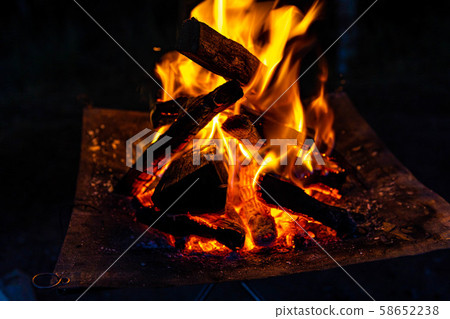 露營材料篝火熊熊燃燒的烈火 58652238