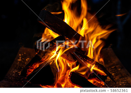 露營材料篝火熊熊燃燒的烈火 58652361