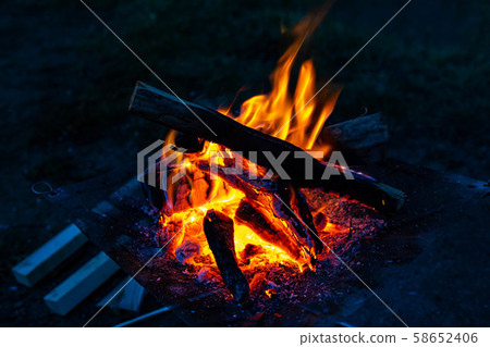 露營材料篝火熊熊燃燒的烈火 58652406
