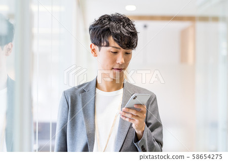 商人,休閒辦公室,智能手機 商人,休閒辦公室,智能手機 58654275