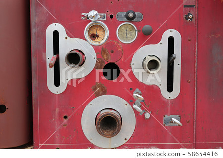 變質的汽車（生鏽，凹痕，污垢，划痕） 58654416