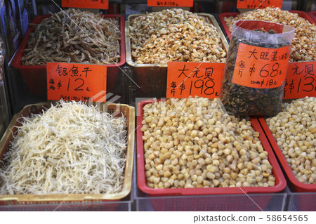 香港的干糧區。香港島的一家商店，出售扇貝（右），sal（左）和牡蠣（鍋中） 58654565