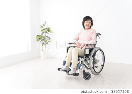 坐在輪椅上的祖母 坐在輪椅上的祖母 58657368