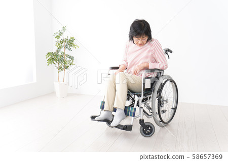 坐在輪椅上的祖母 58657369