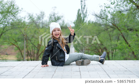 Trendy schoolchild walk in the city 58657685