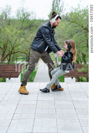 Dad and daughter walk around the city 58657885