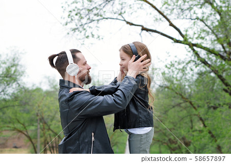 Dad and daughter walk around the city 58657897