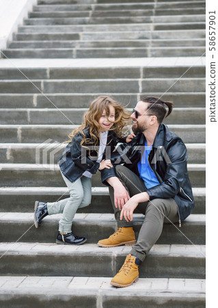 Dad and daughter walk around the city 58657901