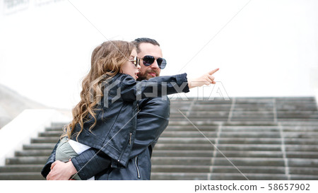 Dad and daughter walk around the city 58657902