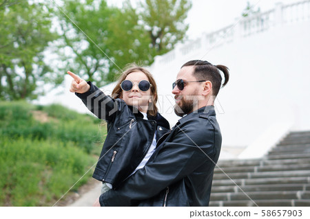 Dad and daughter walk around the city 58657903