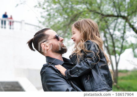 Dad and daughter walk around the city 58657904