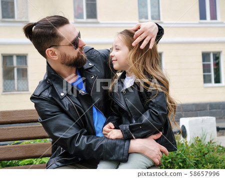 Dad and daughter walk around the city 58657996